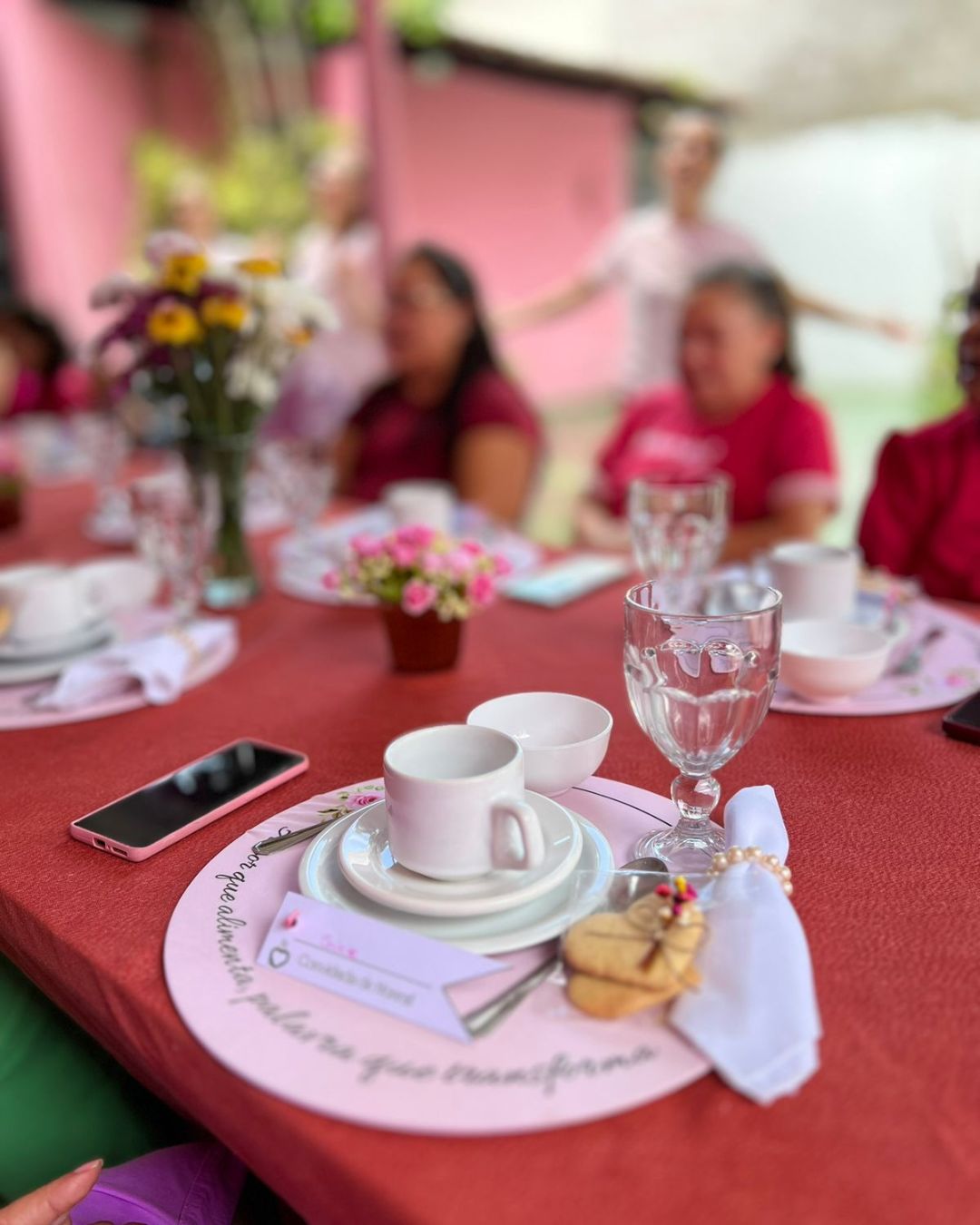 Mesa posta com xícara de café e detalhes do Café Social